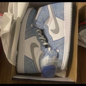 Hyper Royal Jordan 1s